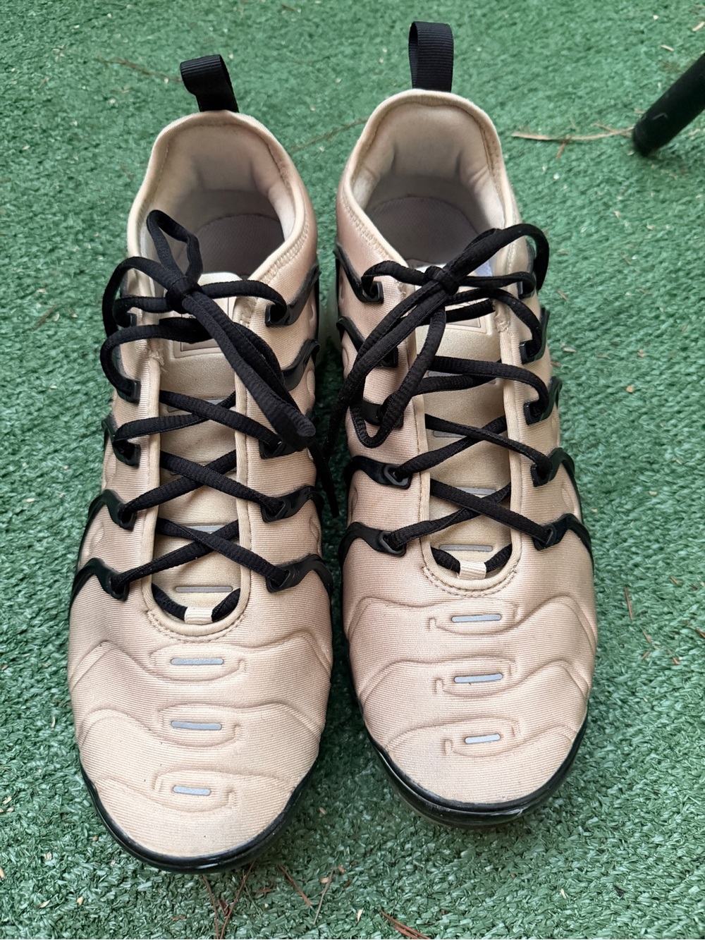 Nike Men's Beige Sneakers with Black Laces
